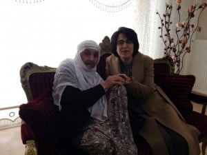 ADIYAMAN VALİSİNİN EŞİ BEYHAN DEMİRTAŞ YAŞLILARA KUCAK AÇTI