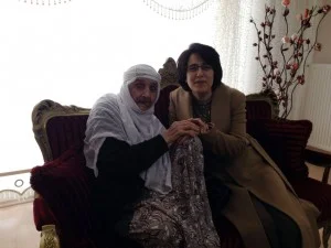 ADIYAMAN VALİSİNİN EŞİ BEYHAN DEMİRTAŞ YAŞLILARA KUCAK AÇTI