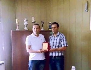 KAHTA MİLLİ EĞİTİMİNDEN KAHTA DERNEKLER FEDERASYONU BAŞKANI YÜCEL’E PLAKET