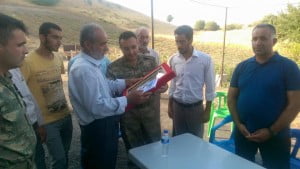 J.Er Medet MAT’ın Şehadet Belgesi,Adıyaman Garnizon Komutanı Albay KOYUER Tarafından Şehidin Babasına Verildi