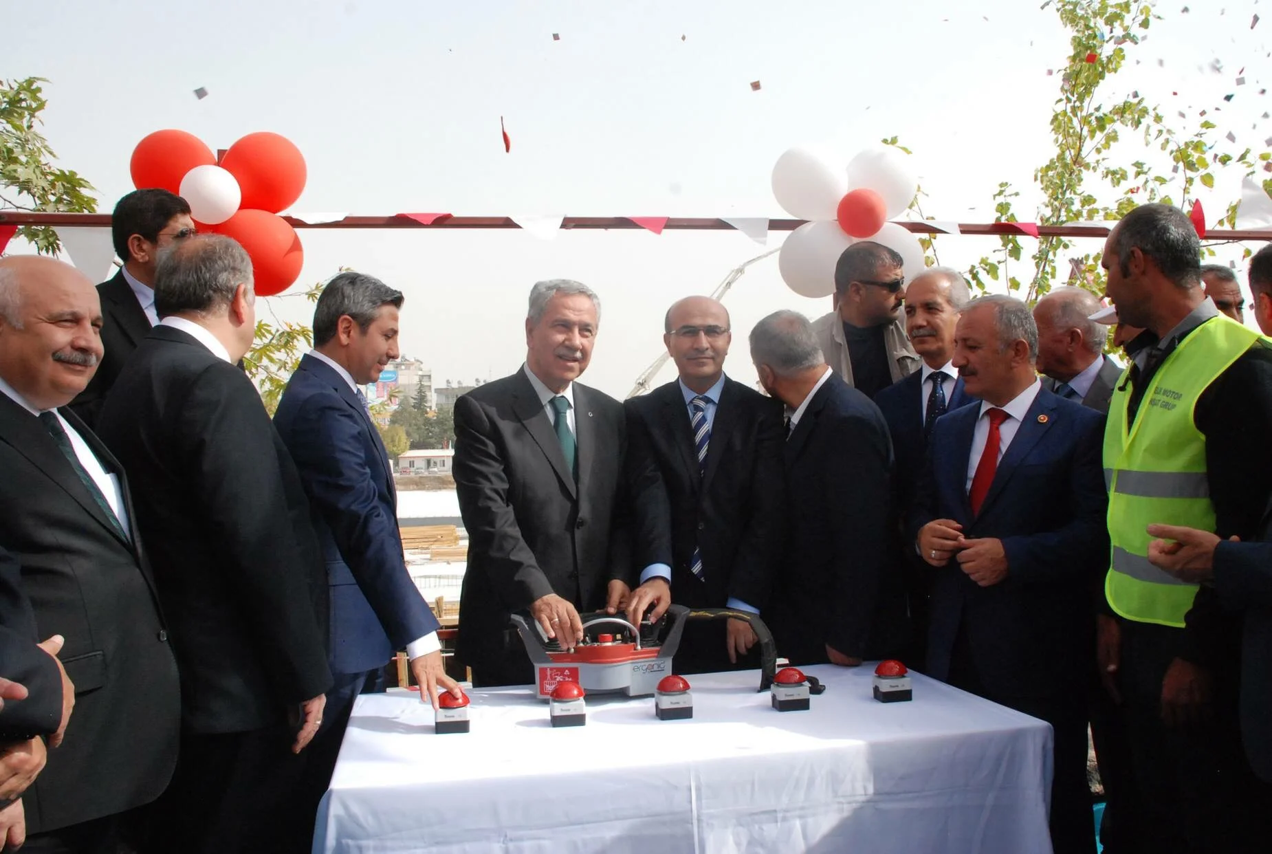 ARINÇ, YENİ HÜKÜMET KONAĞIN HİZMET BİNASININ TEMELİNİ ATTI