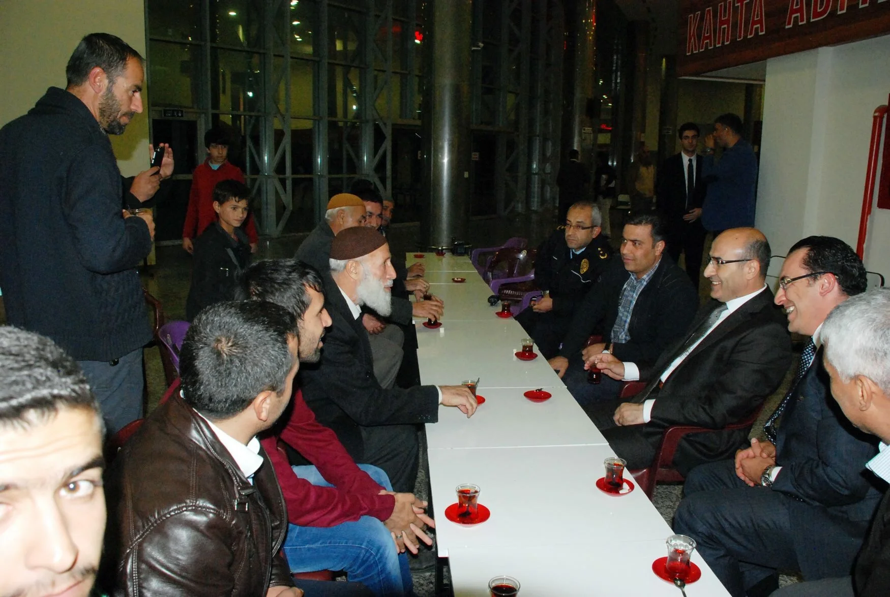 VALİ DEMİRTAŞ, KAHTA’DA ESNAFI GEZDİ