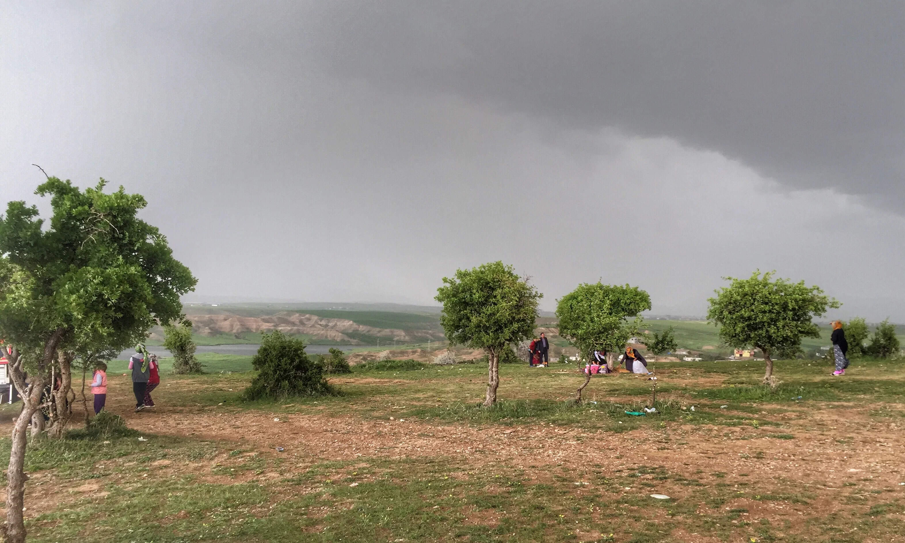 KAHTA’YA ASİT YAĞMURU  YAĞDI.