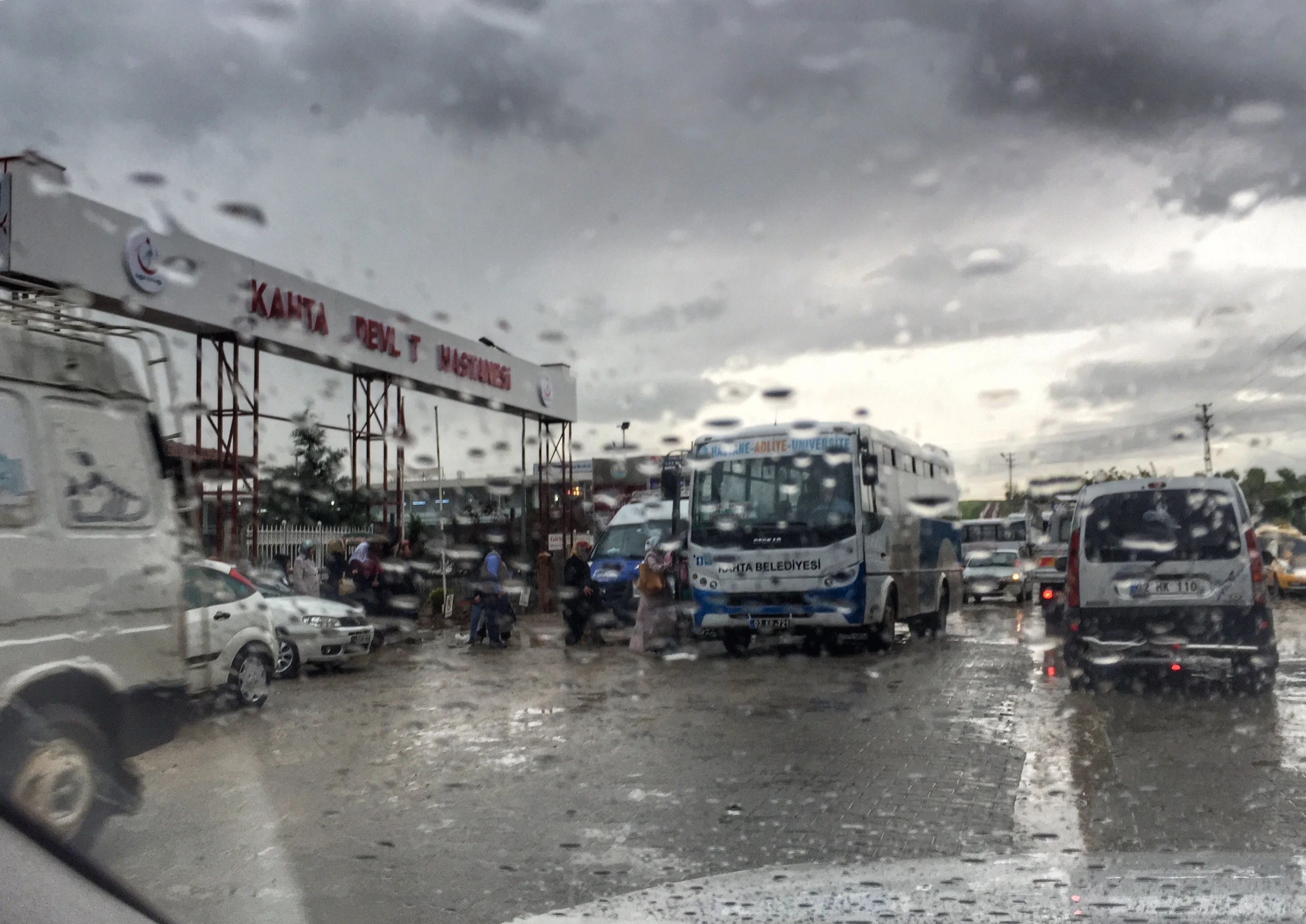 KAHTA DEVLET HASTANESİNDEKİ OTOBÜS DURAĞI KAZALARA DAVETİYE ÇIKARIYOR 