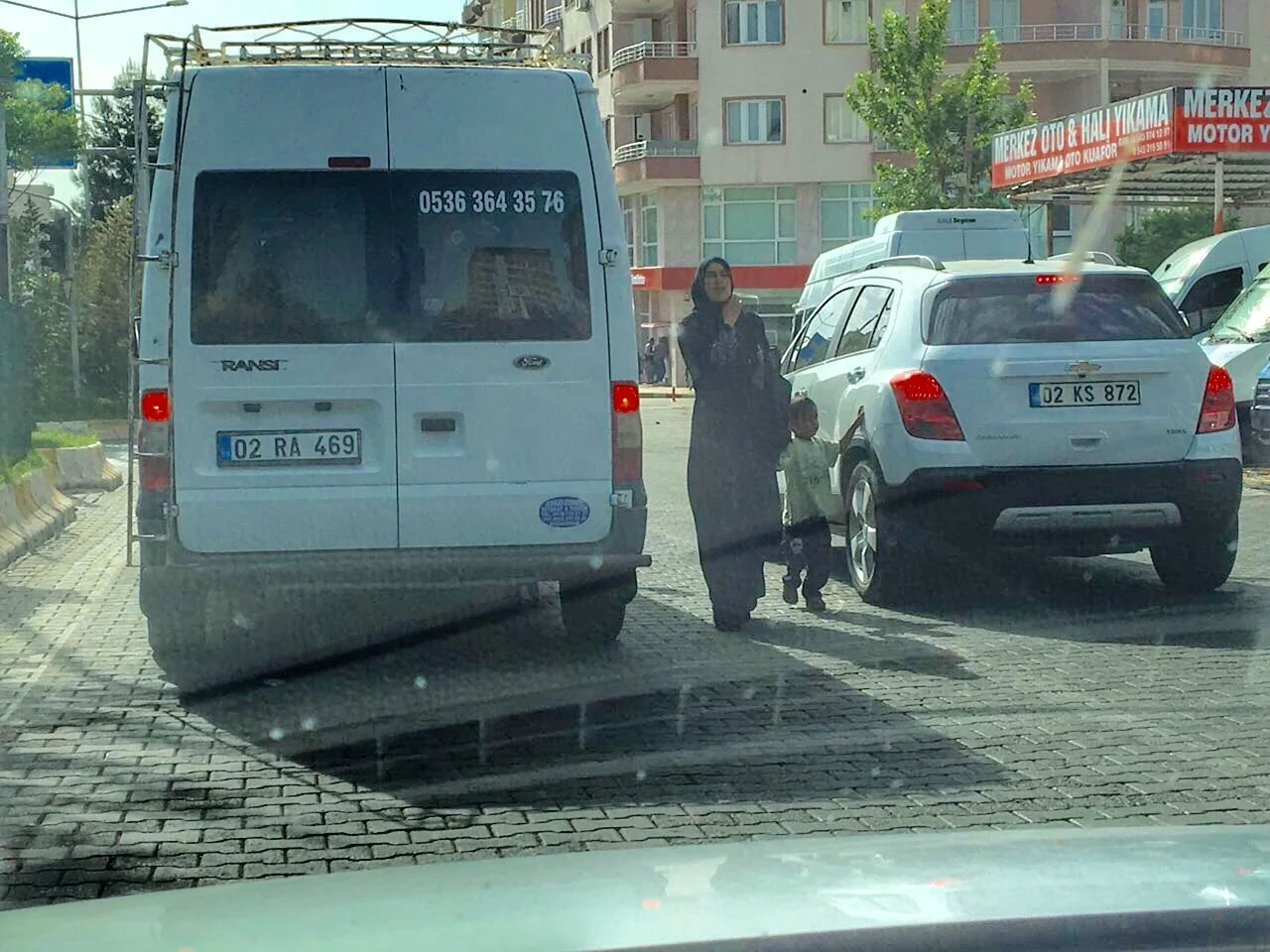 TRAFİK IŞIKLARINDAKİ SURİYELİLER…