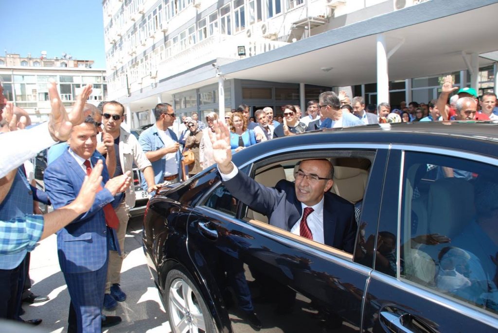 ADIYAMAN VALİSİNİ GÖZYAŞLARIYLA UĞURLADI