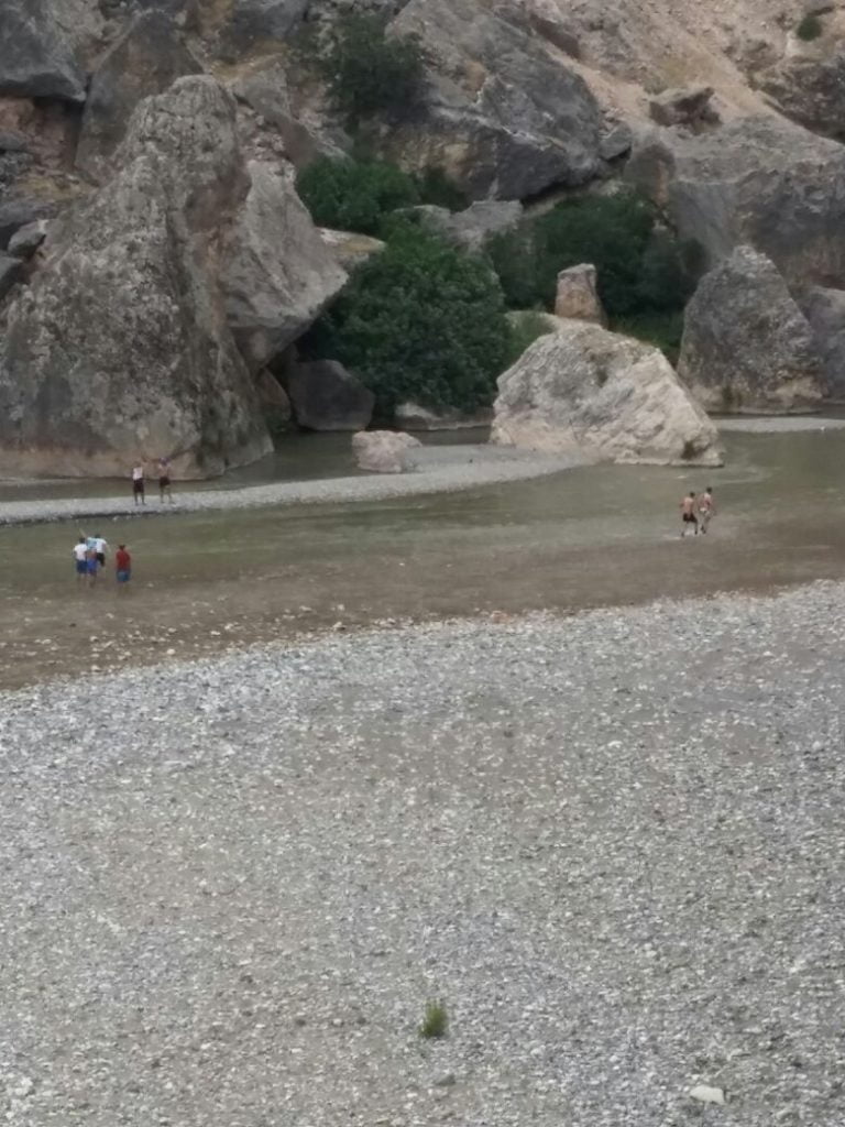 CENDERE KÖPRÜSÜ’NDE MAHSUR KALAN 5 KİŞİ KURTARILDI