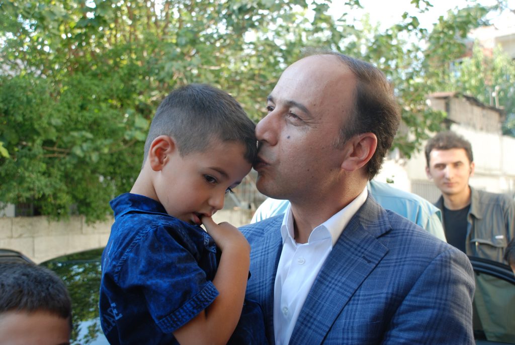 VALİ ERİN, YETİM YÜREKLERİ BU BAYRAMDA DA UNUTMADI