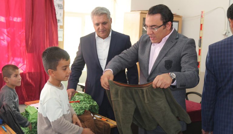 KAHTA GAZETECİLER CEMİYETİNDEN ÇALTILI İLKOKULUNA GİYECEK VE KIRTASİYE YARDIMI YAPILDI.