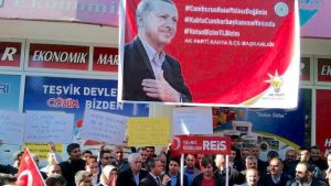 YALNIZ DEĞİLSİN REİS-İ CUMHURUM, KAHTA YANINDADIR.