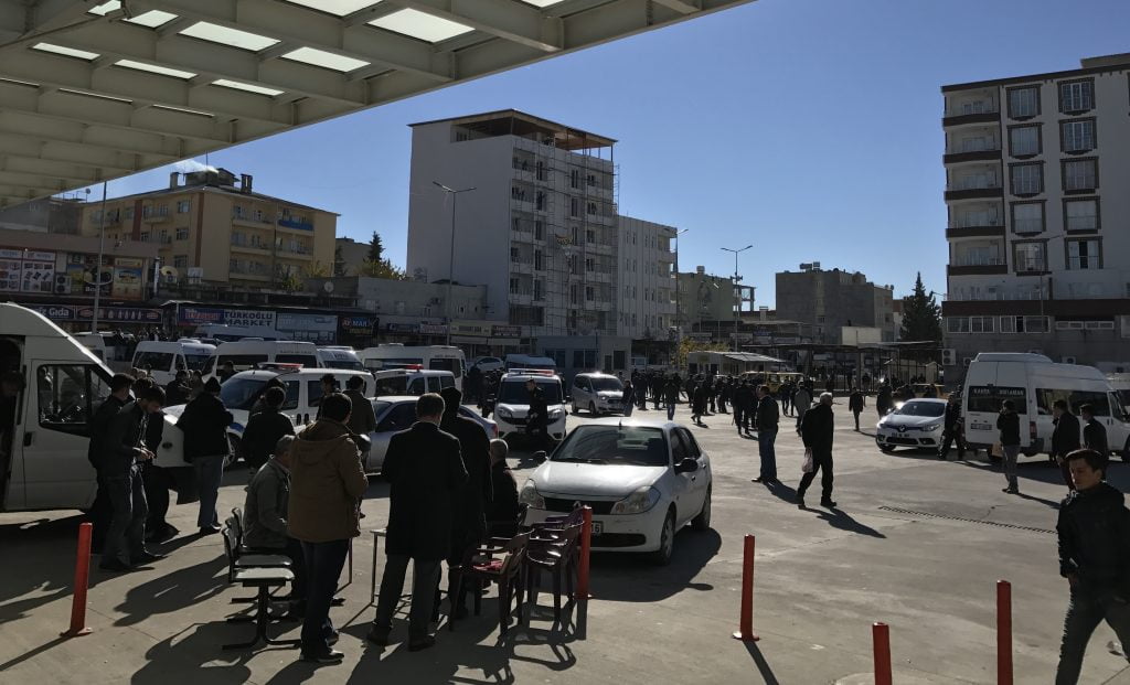 KAHTA MÜNÜBÜSÇÜLERİ BİRBİRİNE GİRDİ.