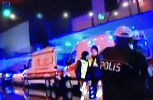 İSTANBUL’DA NOEL KILIKLI KİŞİLER GECE KULÜBÜNÜ TARADI