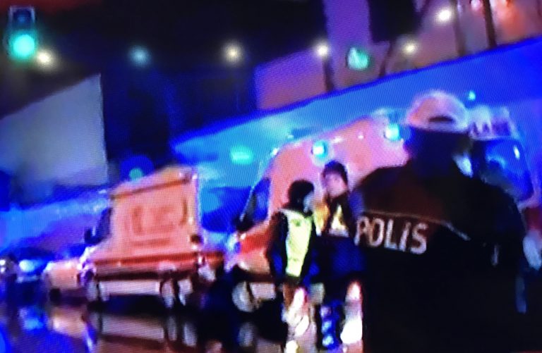 İSTANBUL’DA NOEL KILIKLI KİŞİLER GECE KULÜBÜNÜ TARADI
