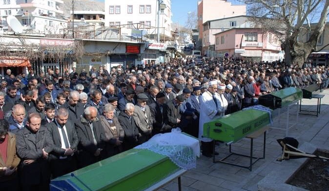 TRAFİK KAZASINDA HAYATINI KAYBEDEN 4 KİŞİLİK AİLE TOPRAĞA VERİLDİ