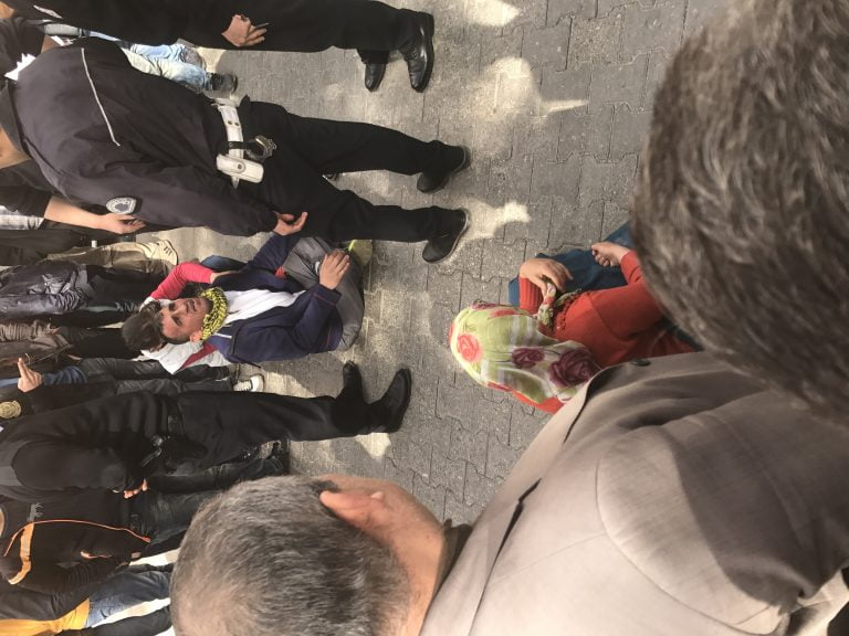 ELEKTİRİĞİ KESİLEN VATANDAŞ YOLU TRAFİĞE KAPATTI