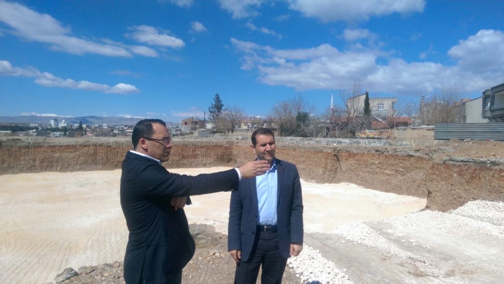 KAHTA KAYMAKAMI KAYA, YAPIMI DEVAM EDEN SPOR KOMPLEKSİNDE İNCELEMELERDE BULUNDU.