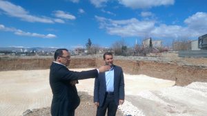 KAHTA KAYMAKAMI KAYA, YAPIMI DEVAM EDEN SPOR KOMPLEKSİNDE İNCELEMELERDE BULUNDU.