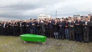 GAZETECİ BAKİ SERHAT KAMIŞ, EBEDİ İKAMETGAHINA DUALARLA UĞURLANDI.