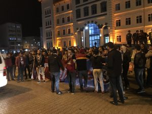 KAHTASPOR TARAFTARI SEYİRCİSİZ MAÇI PROTESTO ETTİ. VİDEOLU