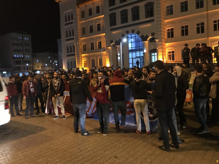 KAHTASPOR TARAFTARI SEYİRCİSİZ MAÇI PROTESTO ETTİ. VİDEOLU