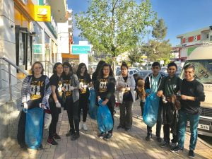 KAHTA’DA ÖĞRENCİLER ÇÖP TOPLADI. VİDEOLU