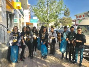 KAHTA’DA ÖĞRENCİLER ÇÖP TOPLADI. VİDEOLU