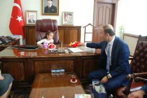 VALİ ABDULLAH ERİN’İN KOLTUĞUNA AYLİN AYAZ OTURDU