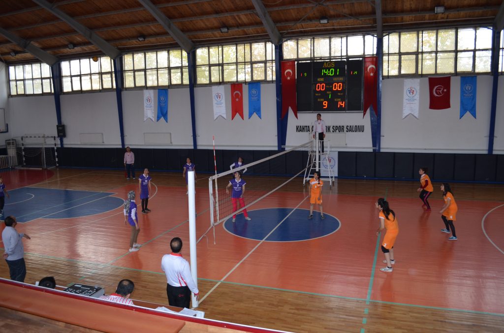 KAHTA’DA KÜÇÜK KIZLAR VOLEYBOL GRUP MÜSABAKALARI YAPILIYOR.