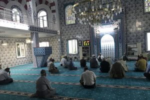 MUHAMMEDİYE CAMİSİNDE BAYANLARDA CUMA NAMAZI KILIYOR.