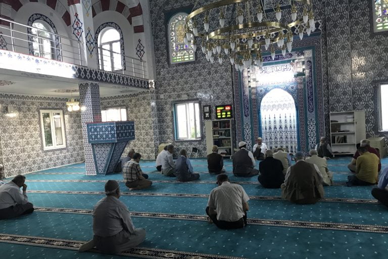 MUHAMMEDİYE CAMİSİNDE BAYANLARDA CUMA NAMAZI KILIYOR.