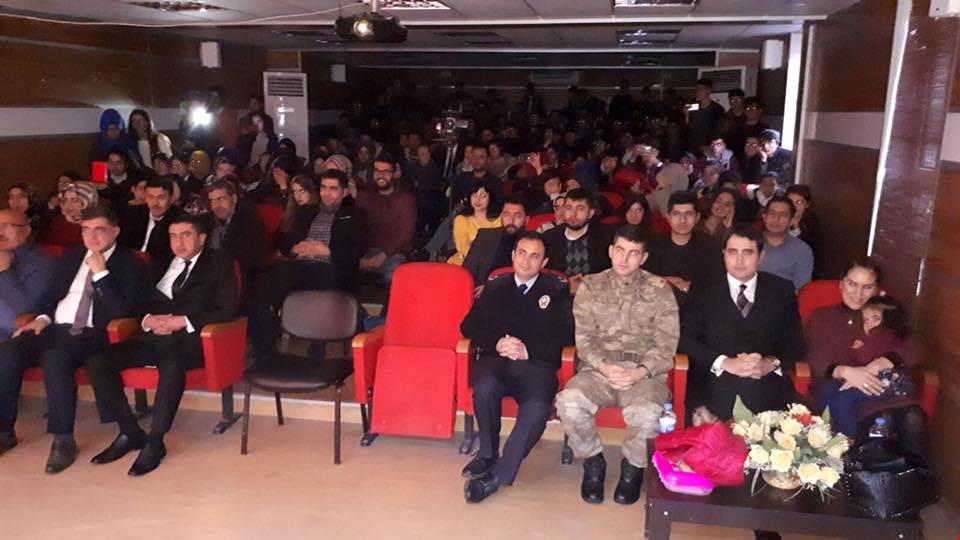 Gerger ilçesinde tiyatro etkinliği düzenlendi.