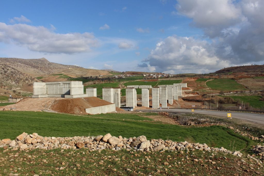 Kahta’nın İlk Viyadüğünün Ayakları Tamamlandı