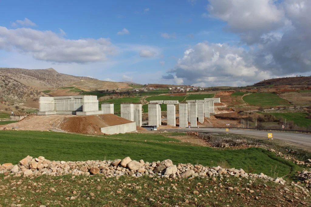 Kahta’nın İlk Viyadüğünün Ayakları Tamamlandı
