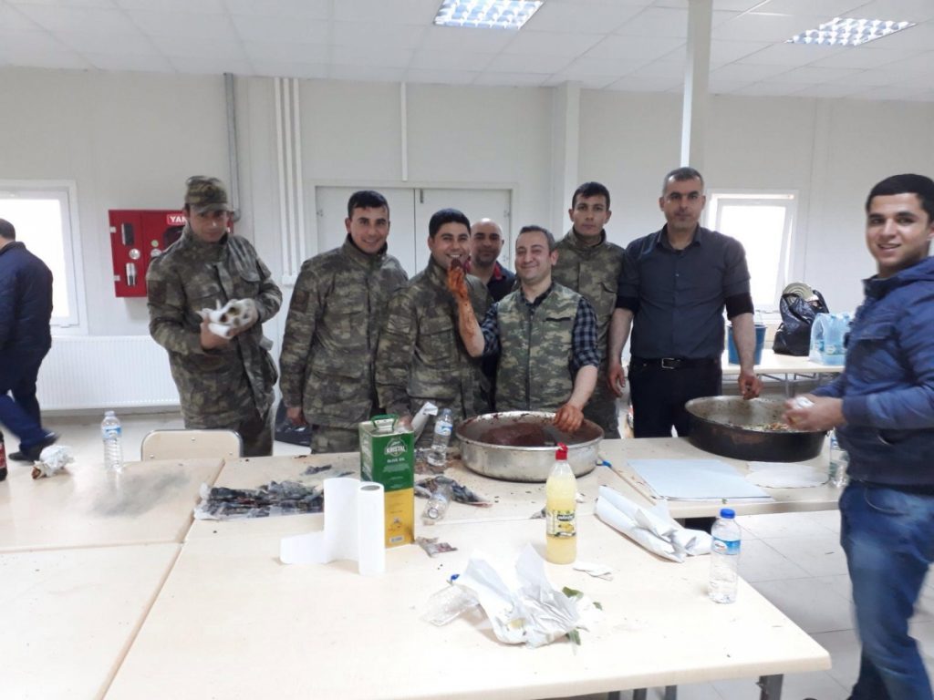 Adıyamanlı Vatandaşlardan Kilis’te Askerlere Çiğköfte İkramı.