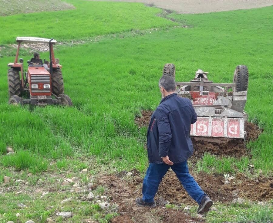 Traktör Devrildi, Sürücüsü Yaralandı