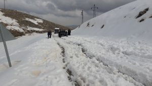 Kar’da Mahsur Kalan Turistleri Köylüler Kurtardı