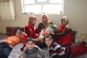 3 Engelli Çocuğuna Bakan Anneye Anlamlı Ziyaret