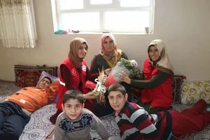 3 Engelli Çocuğuna Bakan Anneye Anlamlı Ziyaret