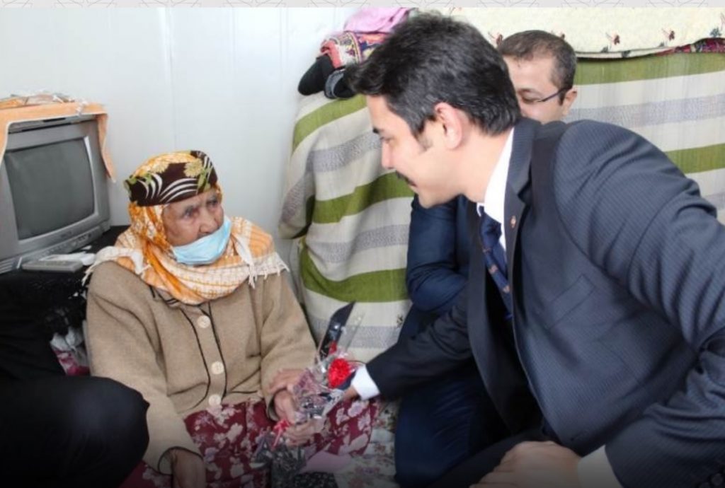 Sezik’den Depremzede Kadınlara Karanfil