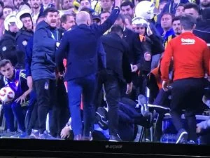 FB-BEŞİKTAŞ MAÇI ÇIKAN OLAYLARI NEDENİYLE DURDU