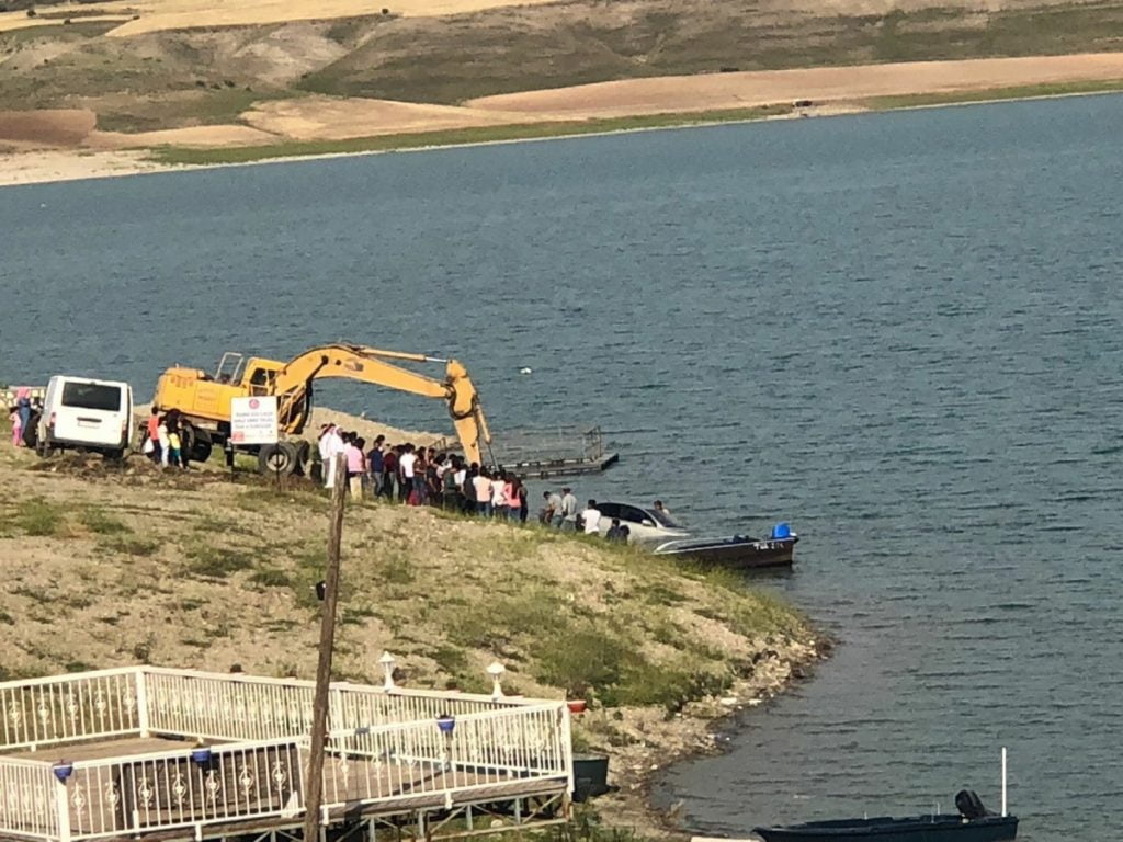 Vitesi Boşta Unutulan Otomobil, Atatürk Barajı’na Yuvarlandı
