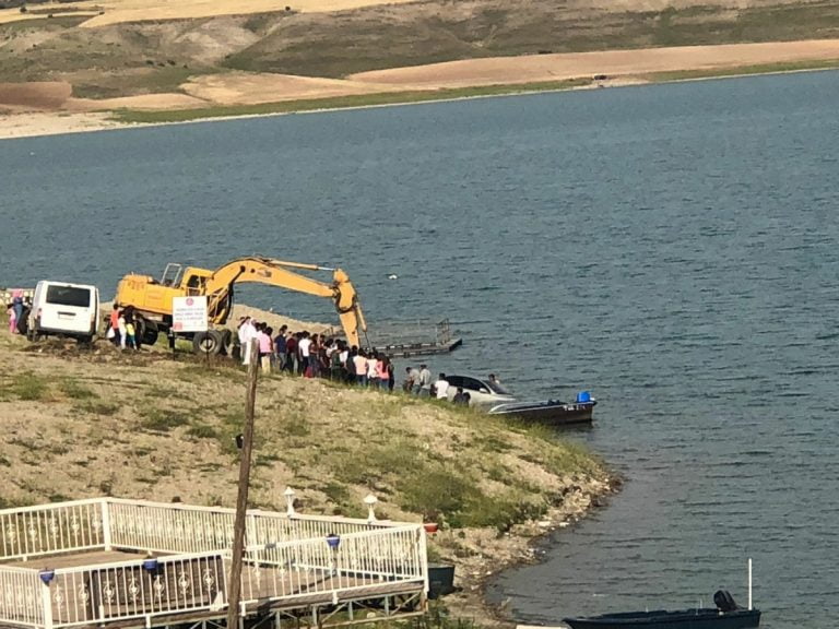 Vitesi Boşta Unutulan Otomobil, Atatürk Barajı’na Yuvarlandı