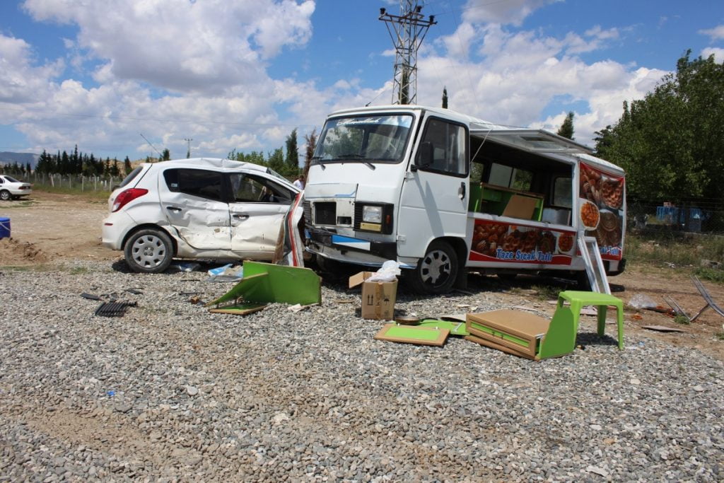 Otomobil Park Halindeki Midibüse Çarptı: 3 Yaralı