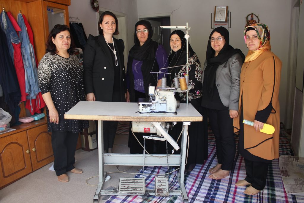 Dikiş Yaparak, 6 Kişilik Aileyi Geçindiriyor