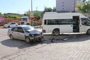 Yolcu Minibüsü, Otomobille Çarpıştı: 6 Yaralı