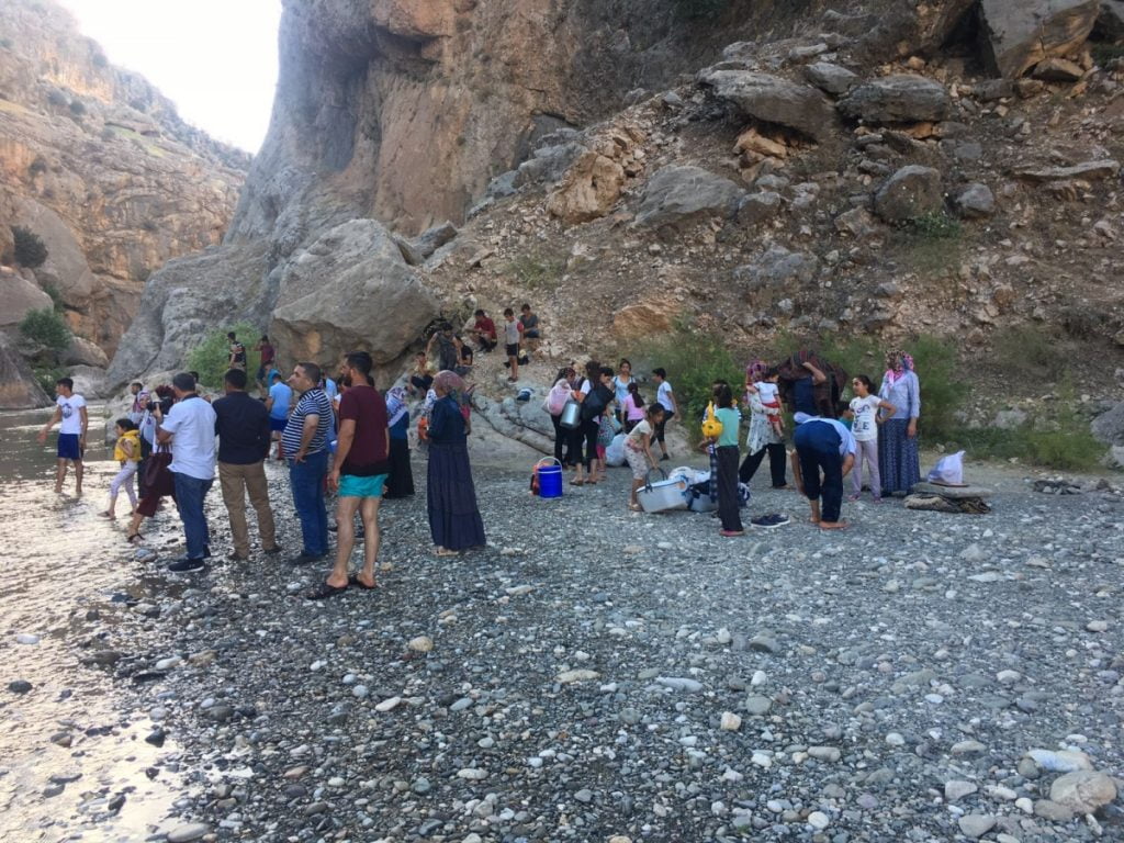 HES’in Kapakları Açıldı, Vatandaşlar Çayda Mahsur Kaldı