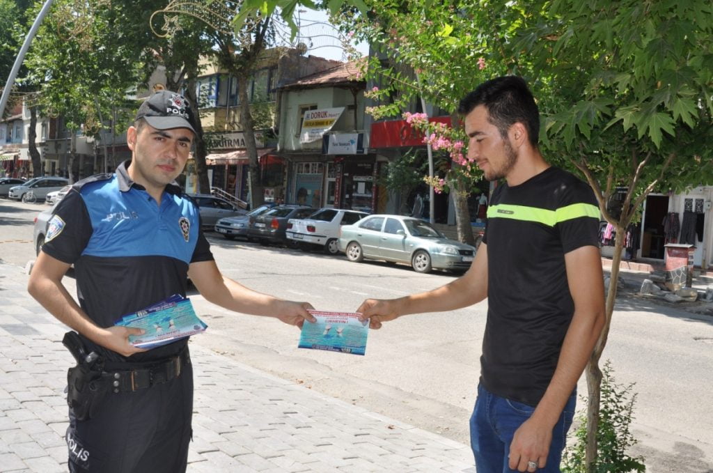Polisten Boğulmalara Karşı Broşürlü Uyarı