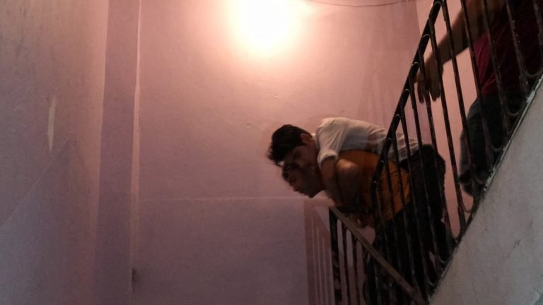 İntihara Kalkışan Genci Polis, Sırtında Çatından İndirdi-Videolu Haber