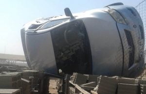 Otomobil Briketlerin Üzerine Devrildi: 2 Yaralı