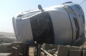 Otomobil Briketlerin Üzerine Devrildi: 2 Yaralı